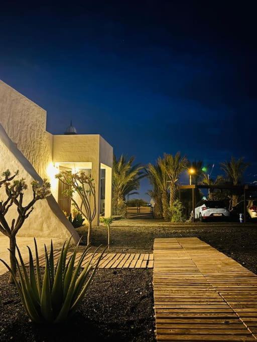 Casa Kira Camarote, Macher * Tias